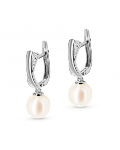 White gold earrings with a pearl. Artnumber 5530013